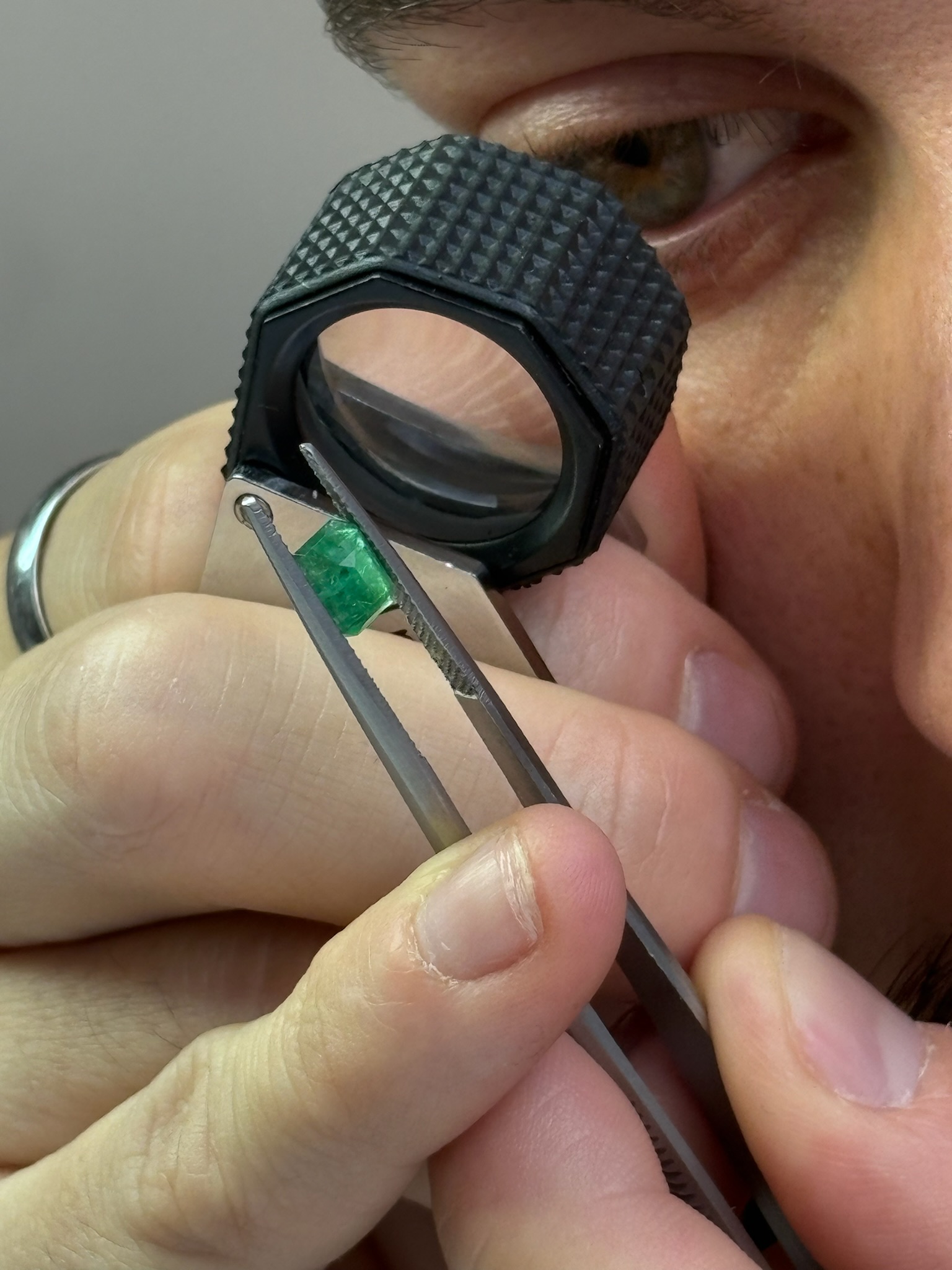 Examen d'une émeraude à la loupe